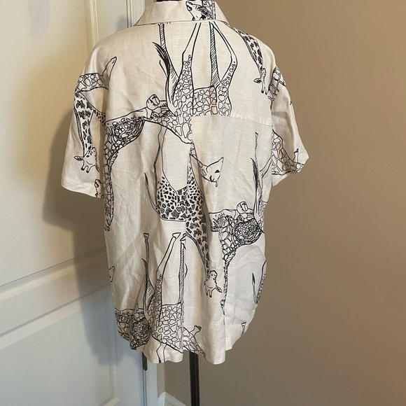 Jane + Delancey Giraffe Novelty Print Short Sleeve Button Down Shirt Top Size M - Picture 4 of 8